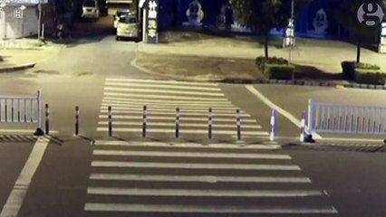 Un scooteriste envoie des textos et tombe dans un trou !!