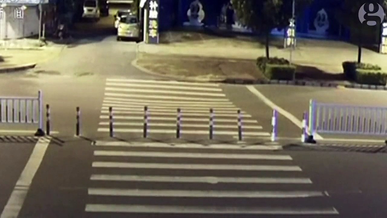 Un scooteriste envoie des textos et tombe dans un trou !!