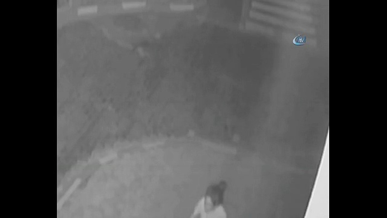 Kadın öğretmene uçan tekme ile saldırı anı kamerada