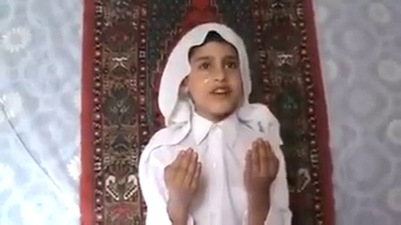 طفل صغير يدعوا الله بقلب خاشع مؤمن وعيناه تذرفان الدمع من شدة التأثر