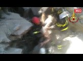 Tërmeti në Itali, vëllai hero shpëton të miturin nën rrënoja, zjarrfikësit shpërthejnë në lot (360video)