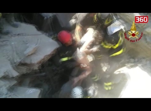 Tërmeti në Itali, vëllai hero shpëton të miturin nën rrënoja, zjarrfikësit shpërthejnë në lot (360video)