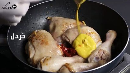 تعلمي بالفيديو كيف تحضرين سندويتشات الدجاج بصوص الجبن