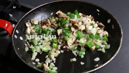 تعلمي بالفيديو كيف تحضرين السبرينغ رولز بحشوة البيتزا