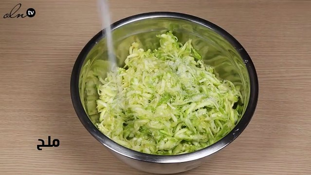 قطع بيتزا زوشيني الشهية بالفيديو