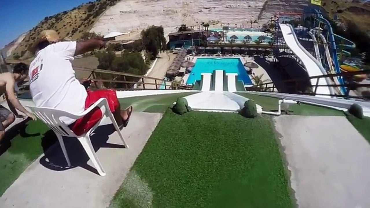Un pentaglisse géant avec un grand saut dans une piscine