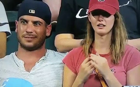 Il trompe sa femme et se fait filmer pris en flag lors d'un match de baseball