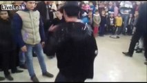 Michael Jackson qui danse et un inconnu va se faire remarquer