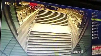 Une automobiliste confond une entrée d'immeuble avec une entrée de parking (Chili)