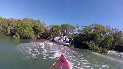 Un grand imbécile détruit son bateau de vitesse !