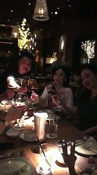 Angela Phương Trinh và em gái khóa môi