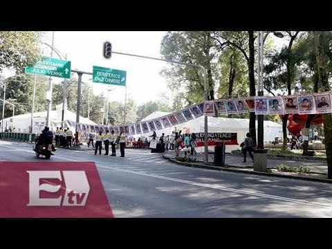 Padres de normalistas desaparecidos retiran plantón de Los Pinos/ Vianey Esquinca