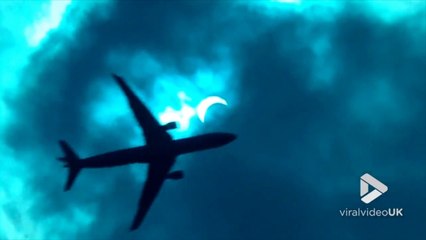 Elle confond un avion et la lune pendant l'éclipse solaire.. BRAVO