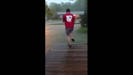 Ivre il marche dans le jardin inondé et tombe dans un trou !!