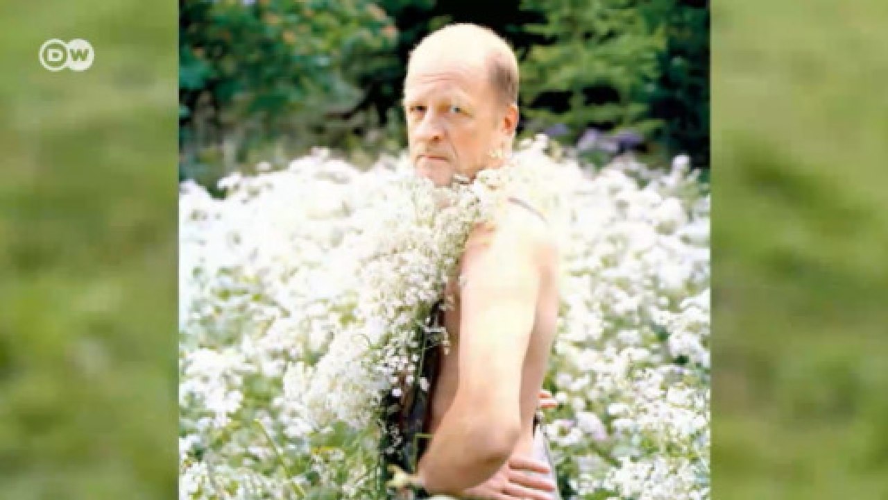 Projeto fotográfico camufla idosos na natureza e cria imagens sensacionais