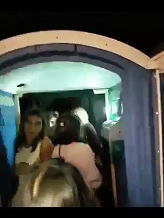 Une fête secrète dans les toilettes ! LOL