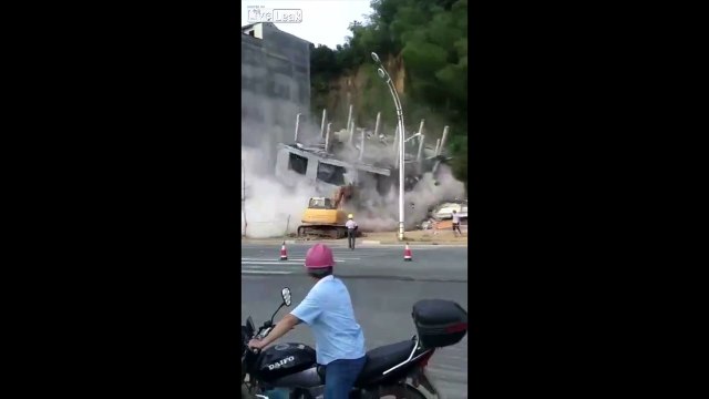 Effondrement d'un immeuble... Sur le Tractopelle garé devant !!