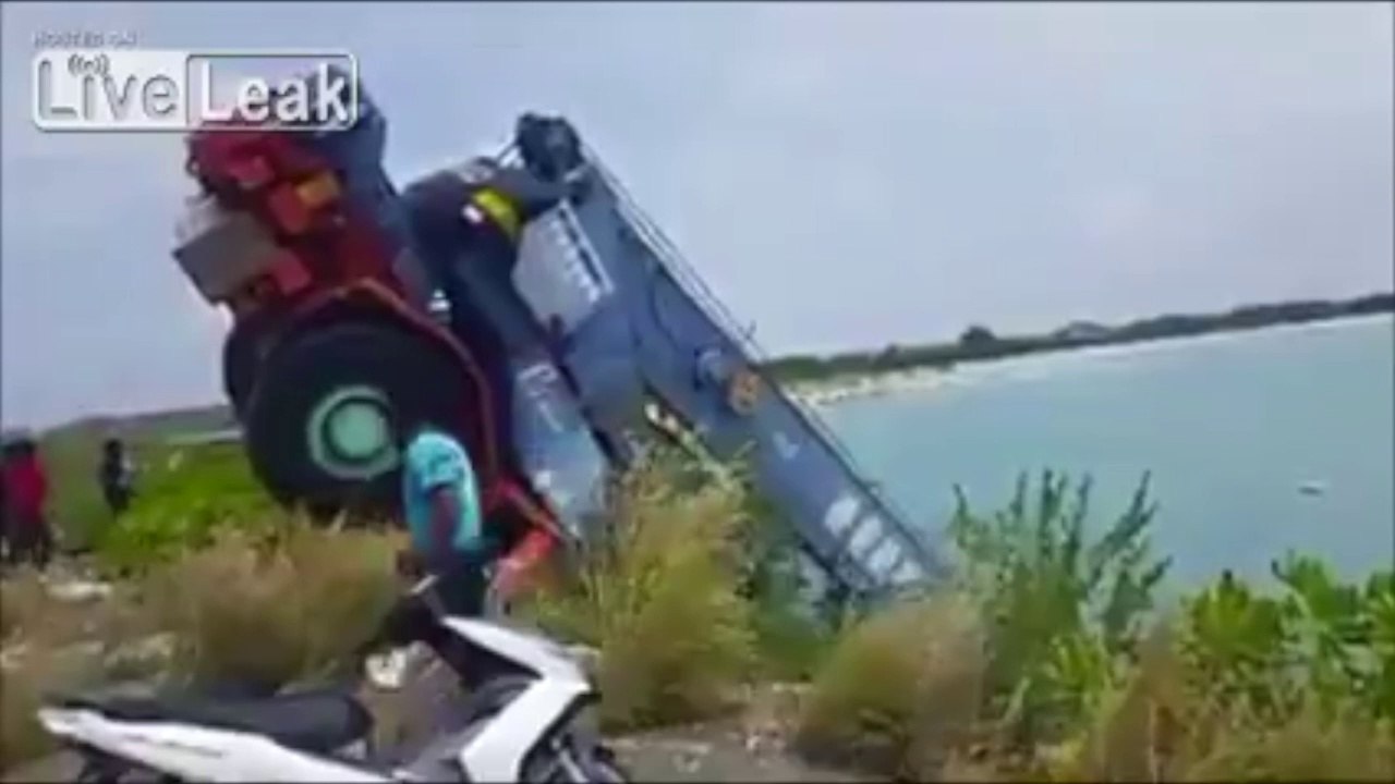 Chargement d'une grue sur un bateau... OUPS... Dans l'eau !