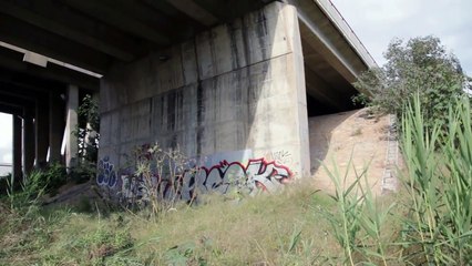Espagne : Un homme construit secrètement un studio sous un pont !