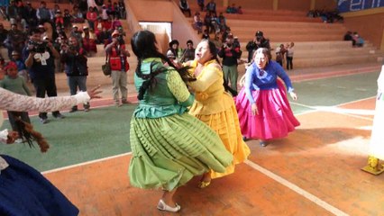 Indígenas aimaras de Bolivia se apoderan del ring y los nevados andinos