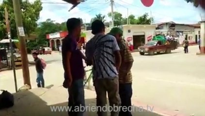 Hombre agarra a machetazos a otro en Guatemala