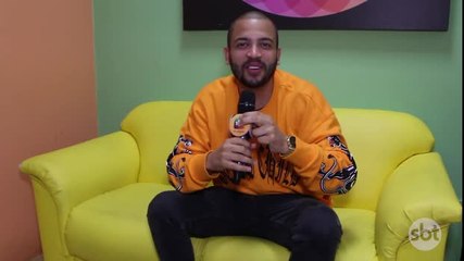 Projota é desafiado nos bastidores do Máquina da Fama