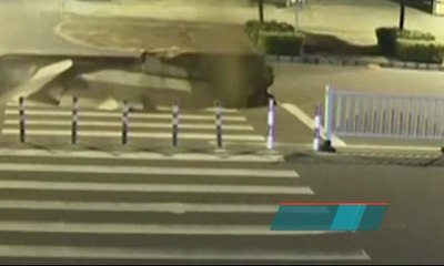 Sibuk Lihat Ponsel, Pemotor Terperosok ke Lubang Besar