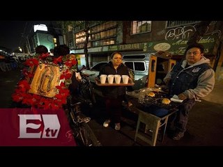 Capitalinos regalan alimentos y agua a los peregrinos / Martín Espinosa