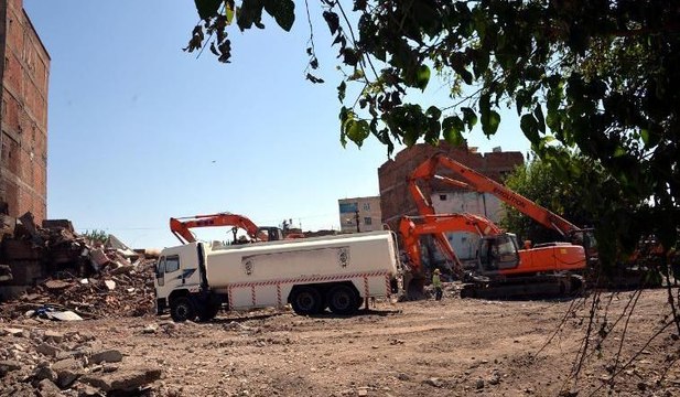Sur'da kentsel dönüşüm yıkım alanında 2 işçi göçük altında kaldı