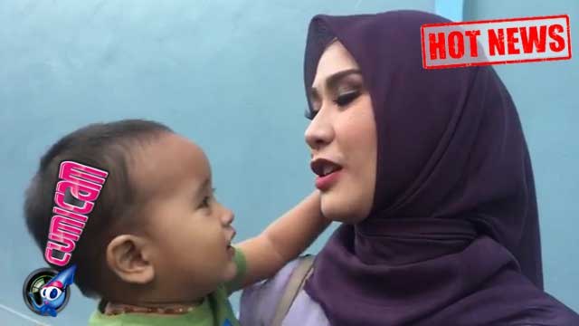 Hot News! Zaskia Adya Mecca Diwawancarai, Putra Bungsu Ngamuk - Cumicam 24 Agustus 2017