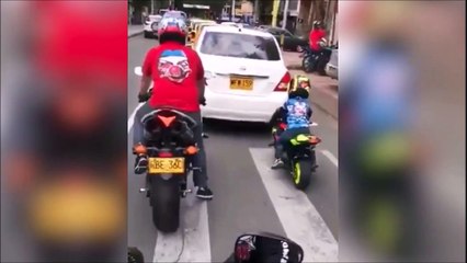 下载视频: Tel père tel fils... Motard comme papa