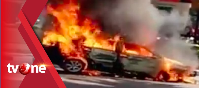 Mobil Sedan Terbakar di Kebayoran