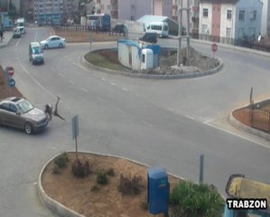 Otomobilin Çarptığı Genç Kız Havaya Uçtu