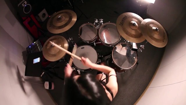 Une jolie fille reprend du Guns N’ Roses à la batterie en lingerie