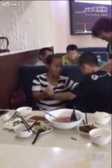 A 12 ans il tape sa mère au restaurant devant tout le monde en Chine !