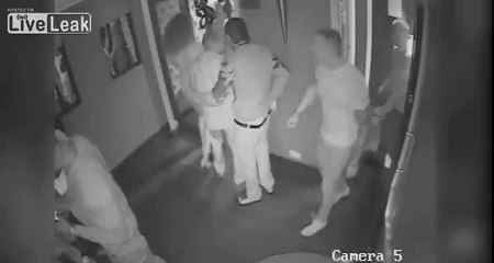 Une simple baston qui termine au couteau en boîte en Angleterre !!