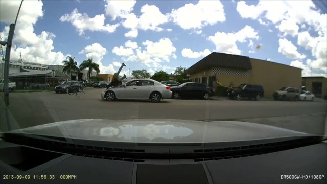 Vol plané d'un cycliste roulant à contre-sens contre une voiture... PERDU !