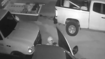 Il se fait sa copine rapidement avant de voler un Pick-Up !!