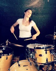 Très jolie batteuse manie parfaitement la baguette