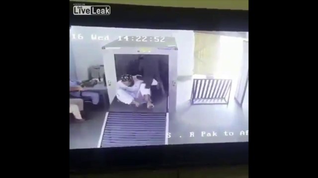 Ce débile passe avec les sac au contrôle de l'aéroport...