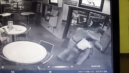 Il aide 2 policiers à maîtriser un forcené de 2m de haut !!