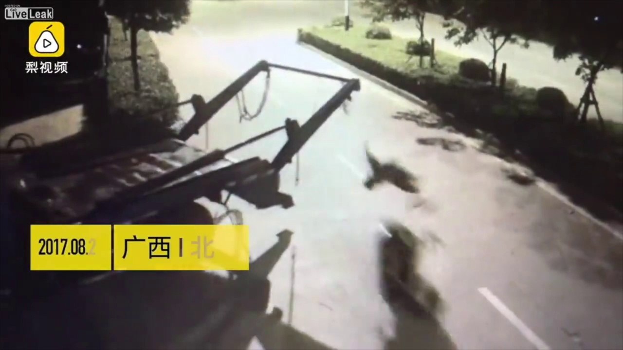 Ce motard se fait étrangler par la chaîne dépassant d'un camion benne !