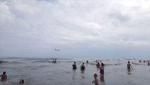 Vol en rase-motte d'un avion de chasse au-dessus des touristes à la plage !
