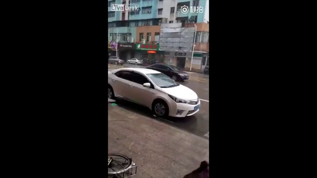 Cette publicité s'effondre sur un motard en Chine - Typhon Hato