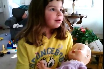 Pequeño chica canto dulce canción bebé muñeca