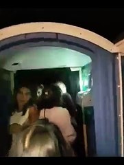 Pour accéder à cette fête secrète au Festival Sziget il fallait passer par... les toilettes !