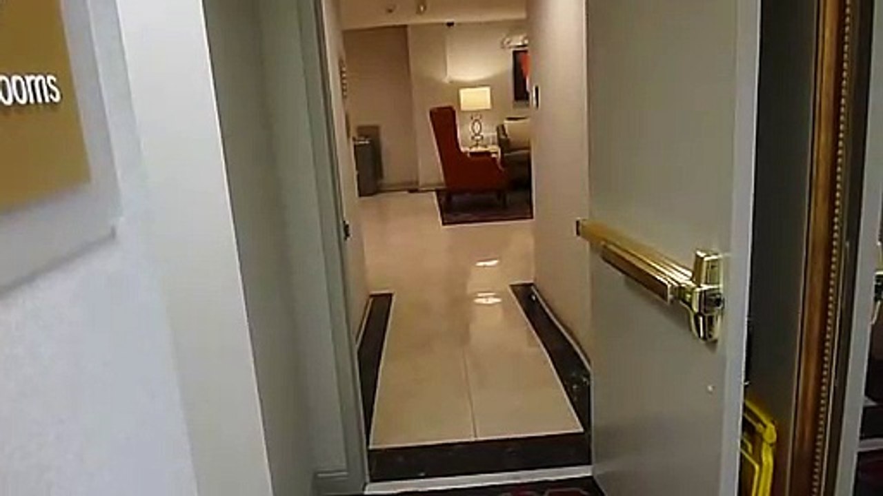 Il veut faire peur à sa copine mais... se trompe de personne !