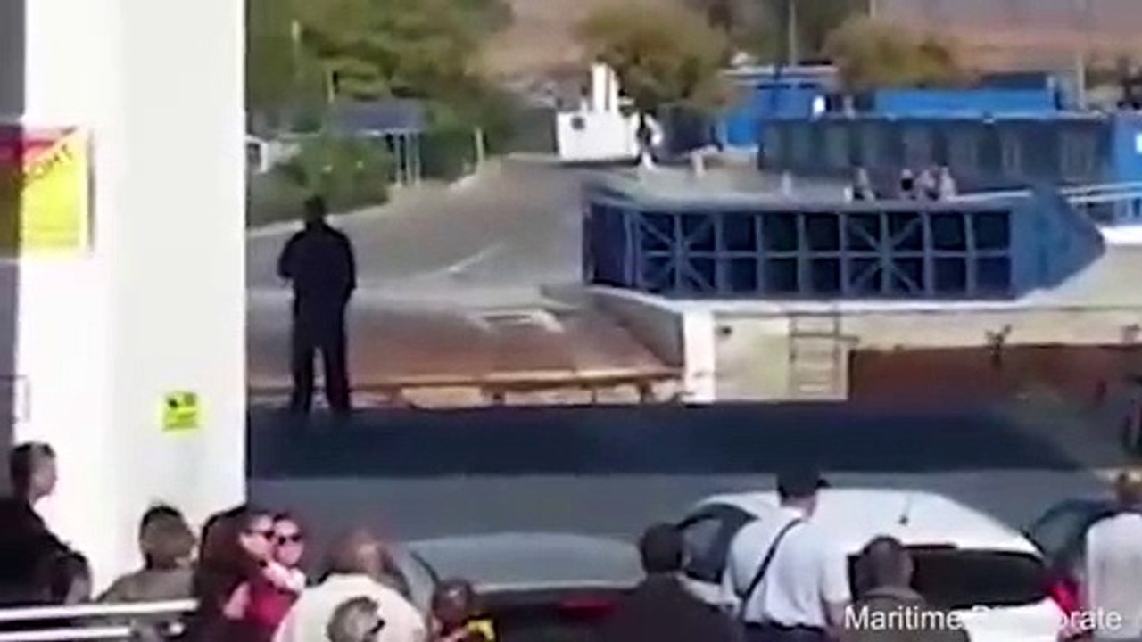 Grave erreur cet automobiliste a voulu quitter un ferry avant quil naccoste !
