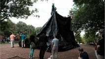 Les statues confédérées de Charlottesville recouvertes de noir