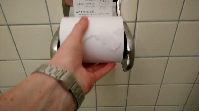 Un porte-papier toilette japonais astucieux